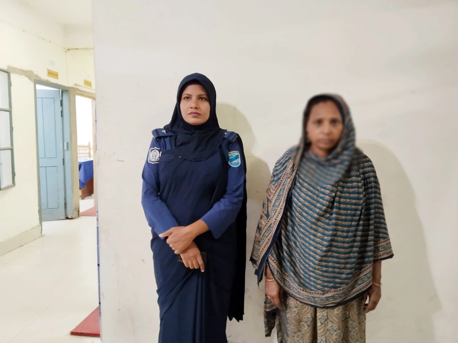 নিকলীতে বিশেষ অভিযানে ৩৪ লিটার চোলাই মদসহ মাদক কারবারি আটক